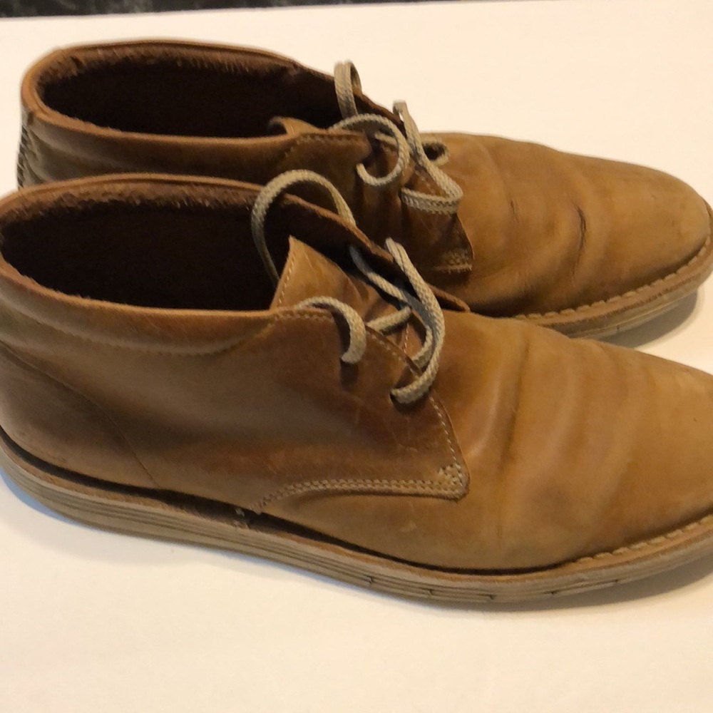 Men’s brown leather chukka Clark’s